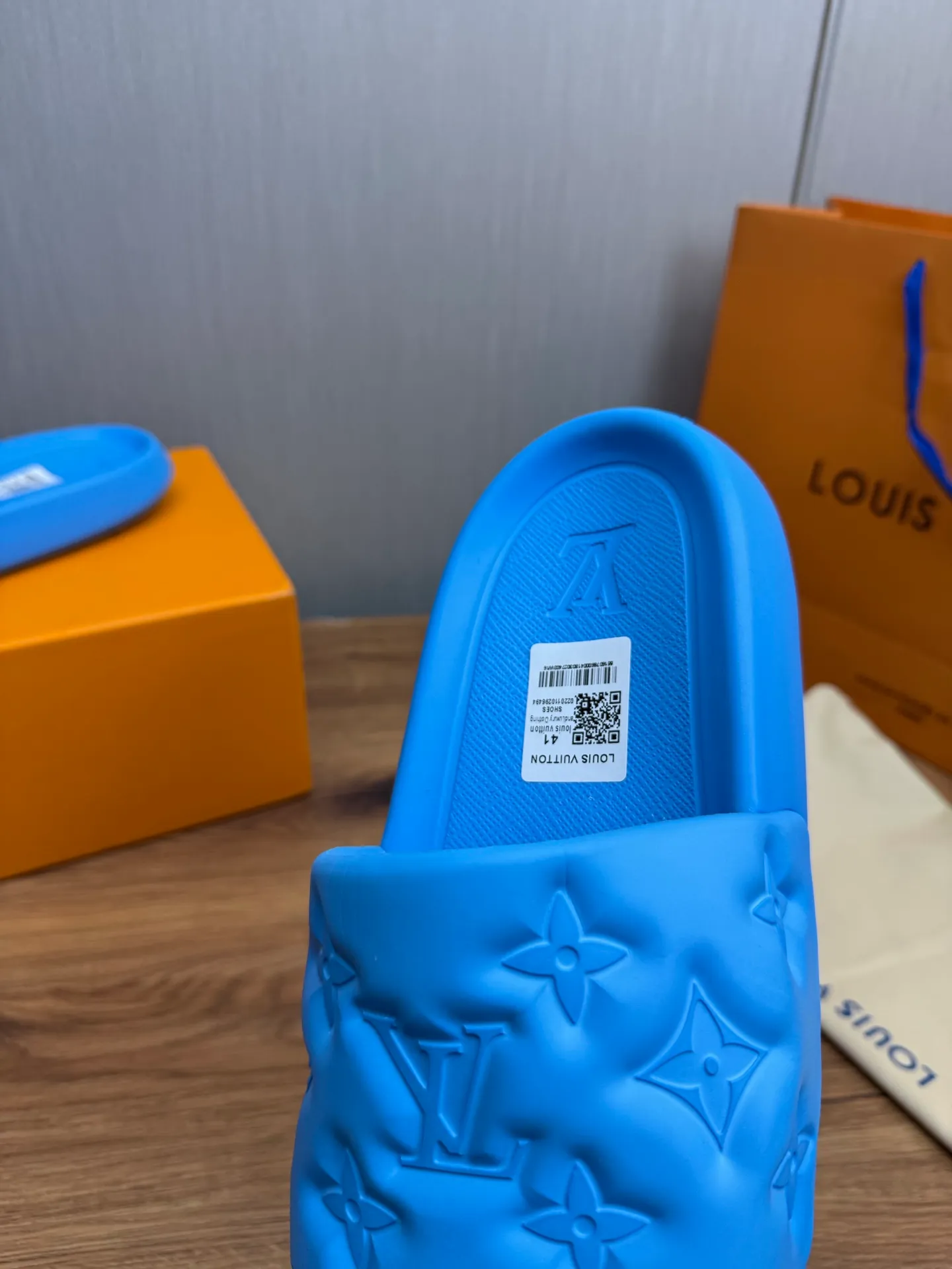 Men's shoes 💰260💰 ▪️LV's popular Little Red Book popular slippers hot sale: 1 shipment✅ Super textured and comfortable slippers, original TPU outsole. Authentic counter box drawer box packaging 🎁Size 38-45
